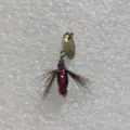 Cebo de pesca con mosca con hoja de cuchara dorada y cuerpo de plumas para trucha y micro pesca. - Rojo con Lentejuela Dorada
