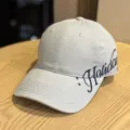 Nahaufnahme einer hellgrauen Baseballkappe mit seitlicher Stickerei und breiter Krempe. - Erwachsene 54-60 Einstellbar / Hellblau