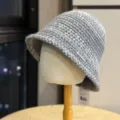 Vue detaillee du chapeau bob en tricot gris automne hiver, texture de laine confortable. - Taille Unique Adulte 54-60 / Gris