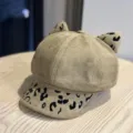 Detailansicht der modischen Wildleder Katzenohren Schiebermütze mit Leoparden Schirm. - Erwachsene Verstellbar 54-60 / Khaki