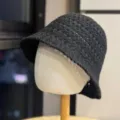 Vista detallada del sombrero de pescador de punto gris oscuro con textura de red de lana. - Talla Única Adulto 54-60 / Negro