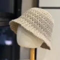 Vista de cerca del sombrero de cubo de punto beige con diseño calado y textura de lana fina. - Talla Única Adulto 54-60 / Caqui