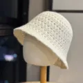 Vista detallada de un elegante sombrero de cubo de punto beige con diseño de malla calada. - Talla Única Adulto 54-60 / Beige