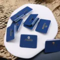 Μπλε κάρτες επίδειξης κοσμημάτων με χρυσά γράμματα για συσκευασία σκουλαρικιών. - 4x3cm Πακέτο 100 Τεμαχίων / Σκούρο μπλε