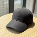 Casquette de baseball classique en laine foncée avec broderie élégante et visière. - Adulte 54-60 Ajustable / Noir Avec Lettres Noires