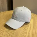 Berretto da baseball azzurro casual con morbida corona e ricamo rosa chic per tutti i giorni. - Azzurro