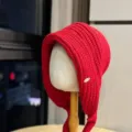 Nahaufnahme der roten Strickmütze mit Ohrenklappen zeigt weiche Textur und feines Material. - Erwachsene 54-60 Einheitsgröße / Rot