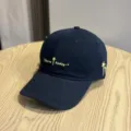 Classico berretto da baseball blu navy con testo ricamato in giallo e design a croce. - Blu navy