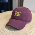 Nahaufnahme einer violetten Baumwoll-Baseballkappe mit gelbem Stickdetail vorne drauf. - Erwachsene 54-60 Einstellbar / Fuchsie