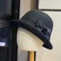 Schwarzer Plüsch-Becherhut Detail, elegante Schleife, warme und stilvolle Winterkopfbedeckung. - Erwachsene 54-60 Einstellbar / Schwarz