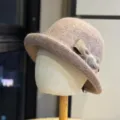 Detailansicht des eleganten Damen Plüscheimerhuts mit modischer Schleife und flauschigem Ball. - Erwachsene 54-60 Einstellbar / Kaffeebraun