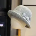 Elegante grijze wollen emmerhoed met schattige strik, warme en gezellige winterhoofddeksels voor dames. - Volwassen 54-60 Verstelbaar / Lichtgrijs