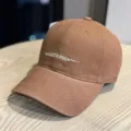 Braune Baumwoll-Baseballkappe mit weißer Stickerei, lässige weiche Dad Hat für den Alltag. - Erwachsene 54-60 Einstellbar / Karamellbraun
