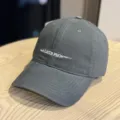 Detailansicht der stilvollen grauen Baseballcap mit weißer Front-Buchstabenstickerei. - Erwachsene 54-60 Einstellbar / Grau