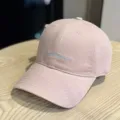 Nahaufnahme der rosa Baseballkappe mit feinen bestickten Buchstaben auf der Vorderseite. - Erwachsene 54-60 Einstellbar / Rosa
