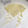 Bandana triangolare floreale all'uncinetto fatto a mano foulard margherita gialla accessorio capelli - Foulard Triangolare con Margherita Giallo Limone