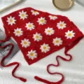 Bandana triangolare floreale all'uncinetto rossa per donna, foulard margherita vintage estivo. - Foulard Triangolare con Margherita Rosso