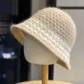 Dettaglio cappello alla pescatrice in maglia con morbida trama di lana a righe per l'autunno. - Adulto 54-60 Regolabile / Kaki