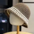Vista dettagliata del cappello a secchiello in maglia marrone con strisce bianche. - Adulto 54-60 Regolabile / Caffè
