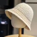 Vista dettagliata del comodo cappello a secchiello in maglia a righe crema e marrone. - Adulto 54-60 Regolabile / Beige