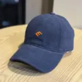 Vista de cerca detallada de la gorra de béisbol azul marino con elegante bordado de color naranja. - Adulto 54-60 Ajustable / Azul marino