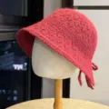 Cappello a secchiello in maglia rossa da donna con fiocco, morbido berretto in lana per inverno. - Borgogna