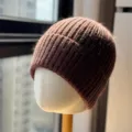 Berretto in maglia a coste marrone inverno caldo cappello di lana primo piano dettaglio morbido. - Taglia Unica Adulto (54-60cm) / Caffè