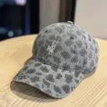 Detailaufnahme der grauen Leo-Print-Baseballkappe mit feiner weißer Stickerei auf der weichen Krone. - Grau