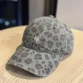 Leopardenmuster Baseball Cap mit Buchstabenstickerei, weiche Freizeitmütze für Damen. - Kaffeebraun