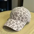 Nahaufnahme Detail der modischen Leopardenmuster Baseballcap mit Vorder-Stickerei. - Rosa