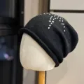 Detailaufnahme einer schwarzen Strick-Slouchy-Mütze mit funkelnden Strass-Sternen für Damen - Erwachsene Einheitsgröße 54-60cm / Schwarz