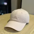 Vista detallada de la gorra de béisbol rosa de estilo coreano con letras bordadas. - Adulto 54-60 Ajustable / Rosa Claro