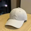Primer plano detallado de la gorra de béisbol gris minimalista con bordado frontal. - Adulto 54-60 Ajustable / Gris