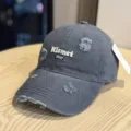 Primo piano di un cappellino da baseball slavato con effetto usato, ricamo e visiera curva. - Adulto 54-60 Regolabile / Grigio