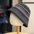 Detalle sombrero de pescador de punto, diseño de rayas de colores, protección solar. - Adulto 54-60 Ajustable / Negro