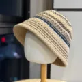 Vista detallada del sombrero de punto a rayas, mostrando una textura fina y un tejido muy suave. - Adulto 54-60 Ajustable / Café