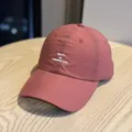 Primer plano detallado de la gorra de béisbol rosa dopamina de secado rápido con texto. - Adulto 54-60 Ajustable / Rojo