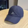 Primer plano de la gorra azul marino ligera y de secado rápido con bordado motivacional. - Adulto 54-60 Ajustable / Azul marino