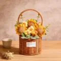 Bouquet di girasole all'uncinetto fatto a mano in cesto intrecciato, dettaglio decorativo. - Pros_pero (Borsa Regalo + Luci a Corda)