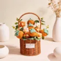 Vista dettagliata di un cestino di fiori all'uncinetto con cachi e girasoli lavorati a mano. - Cachi (Borsa Regalo + Luci a Corda)