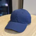 Detalle de gorra de béisbol azul oscura con corona suave y bordado frontal delicado. - Adulto 54-60 Ajustable / Azul marino