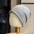 Primo piano dettaglio berretto morbido lavorato a maglia grigio con stelle in strass. - Taglia Unica Adulto 54-60cm / Grigio scuro