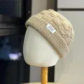Close-up van de textuur van de beige gebreide docker muts, minimalistisch winterdetail. - Volwassen 54-60 Verstelbaar / Khaki