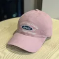 Vista detallada de una gorra de beisbol rosa de tendencia con elegante bordado para uso diario. - Adulto 54-60 Ajustable / Rosa