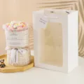 Hermoso ramo de flores tejidas a mano con envoltorio de tweed y bolsa de regalo blanca. - 13 Puffs Rosa (Ramo Simple)