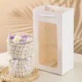 Ramo de flores tejido a mano con elegante tweed y bonita bolsa de regalo para amigos. - Púrpura