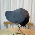 Vista de primer plano de sombrero negro de secado rápido con ala extendida y cordón ajustable. - Adulto 54-60 Ajustable / Negro