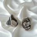 Detailweergave van de handgemaakte zilveren dierenriem varken ring in retro stijl. - Varken Dierenriem
