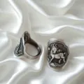 Close-up van handgegraveerde sterling zilveren dierenriem geit ring in retro stijl. - Dierenriem Schaap