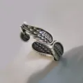 Gros plan de la bague ouverte ailes d'ange en argent vintage avec finition antique et des plumes. - Ouvert Ajustable / Style Plume d'Aile d'Ange